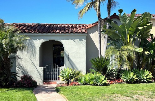 Mid City House | MidCity Oasis: Charming 2-br 2-ba house w/porch, fireplace & giant yard!