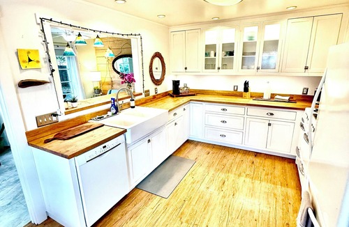 Southeastern Sacramento House | Midtown Retreat, Spacious, Silkie Petting Zoo, WiFi, 5 Star