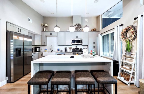Fair Oaks House | Modern 2BR near American River: fire pit, hilltop views, sleeps 5