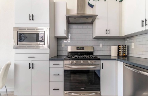 Sacramento House | Modern 2BR Near Downtown - Sleeps 6 + Suite