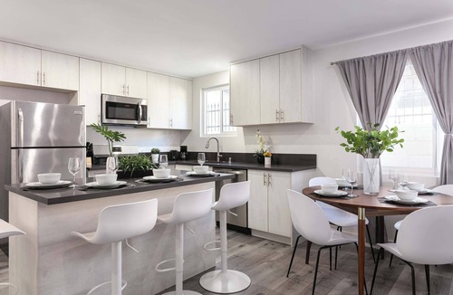 Glendale Apartment | Modern 3BR Apt with Parking in Glendale