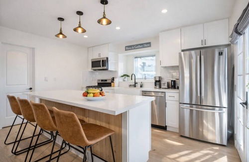 Downtown Los Angeles House | 🏡Modern 3BR home minutes from USC, Exposition Park, museums & stadiums. Bright, private space with 3 full bathrooms, fast Wi-Fi, gated parking, and a quiet residential setting—ideal for families, professionals, USC visitors, and long stays near LA.