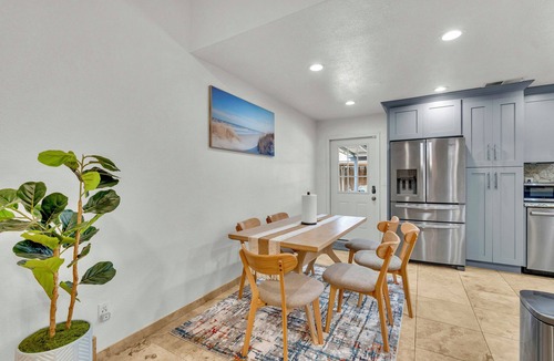 Fresno House | Modern 3BR Pool Home w BBQ-Firepit-EVCharger
