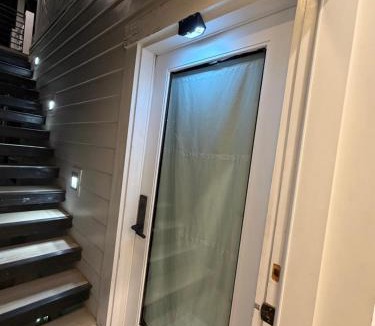 Ocean Park House | Modern Bright New Studio with Roof-top Deck Walk to Santa Monica Beach, FreeWiFi, Parking