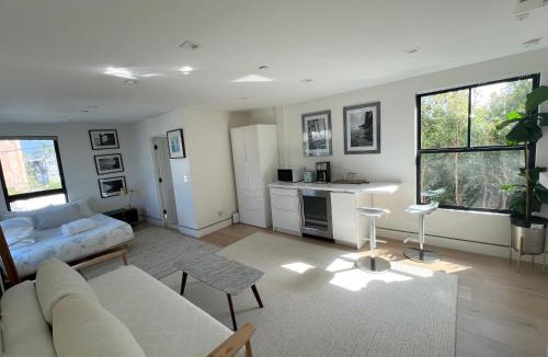 Ocean Park House | Modern Bright New Studio with Roof-top Deck Walk to Santa Monica Beach, FreeWiFi, Parking