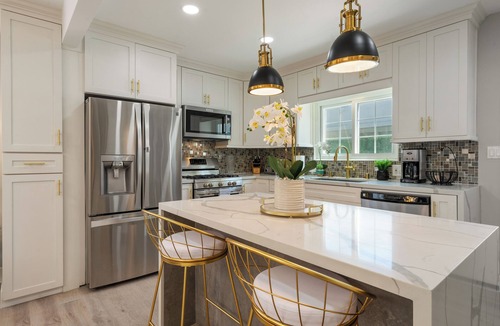 Del Aire House | Modern Escape FIFA CW Tranquility House near LAX, fits 10 guests.