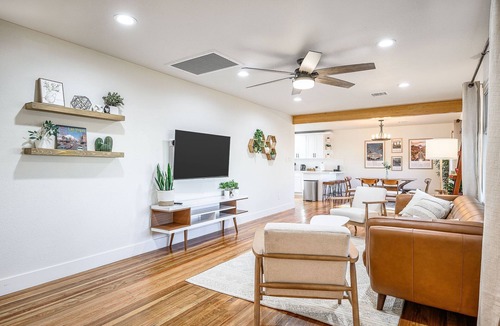 Rancho Oakey House | Modern EV charger 10 mins from Strip+Airport