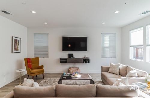 Fairfield House | Modern family-friendly home, Napa, wine country, private backyard, fire pit
