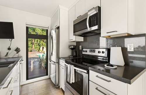 Skyline-Hillcrest Estates Cottage | Modern Forest Retreat/Private ADU with Pool, Hot Tub