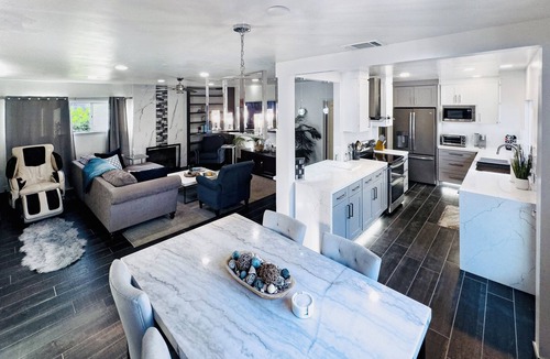 Ventura House | Modern Glam Beach House, Ventura - Stunning Kitchen & Bathroom, AC & Cal King