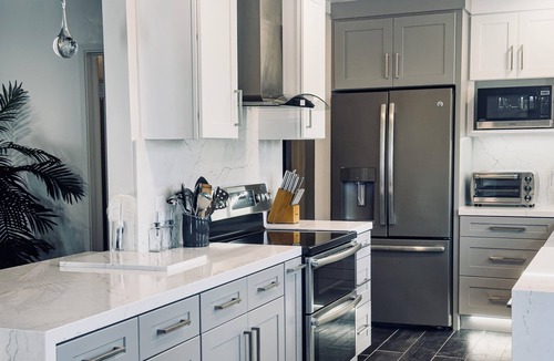 Ventura House | Modern Glam Beach House, Ventura - Stunning Kitchen & Bathroom, AC & Cal King