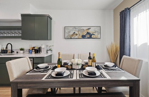 Eagle Rock House | Modern Highland Park Home with 3 Ensuite Bedrooms, Patio & BBQ