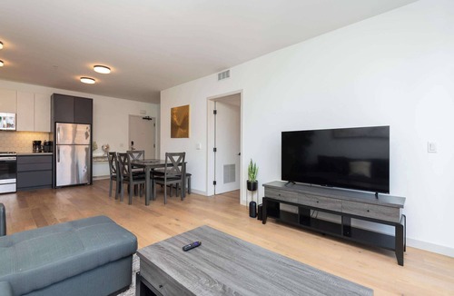 Hollywood Apartment | Modern Hollywood Apt with Pool, Spa & Great Views