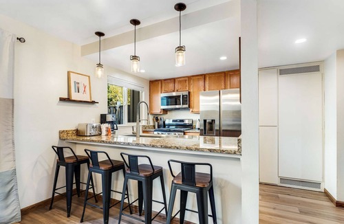 Lake Forest Condo | Modern home with shared hot tub, pool, sauna, tennis & fireplace & W&D