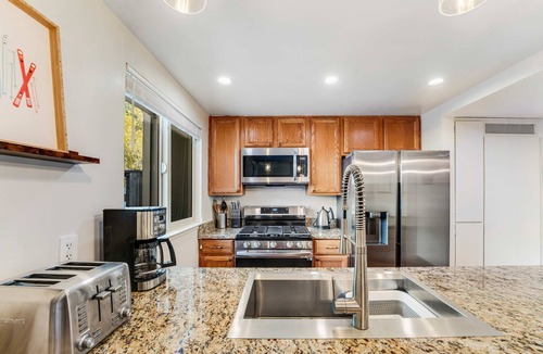 Lake Forest Condo | Modern home with shared hot tub, pool, sauna, tennis & fireplace & W&D