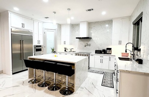 Westminster House | Modern House, 6 Bedrooms- 9 beds, 6.5 Smart Bathrooms, near Disney & Beach