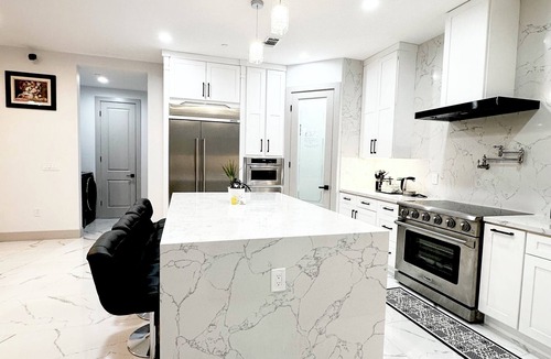 Westminster House | Modern House, 6 Bedrooms- 9 beds, 6.5 Smart Bathrooms, near Disney & Beach