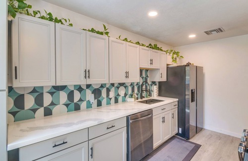 Valley Glen House | Modern LA Home w/Garden - Work & Explore!