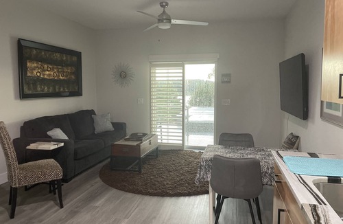 Maitland House | Modern Lakefront Retreat in Prestigious Private Area – Non Smoking