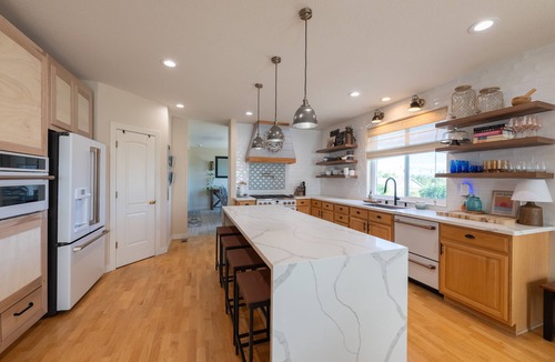Northwest Reno House | Modern Mountain Retreat Hot tub, Sauna and outdoor firepit