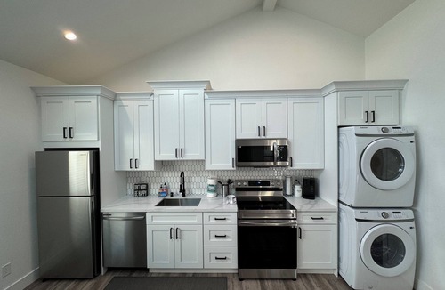 Pleasant Hill Condo | Modern & New ~ Walk to Downtown Entire 2BD guesthouse in Pleasant Hill