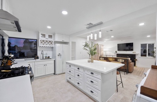 Midway City House | Modern Oasis with Game room 15mins to Disneyland,beaches&more!