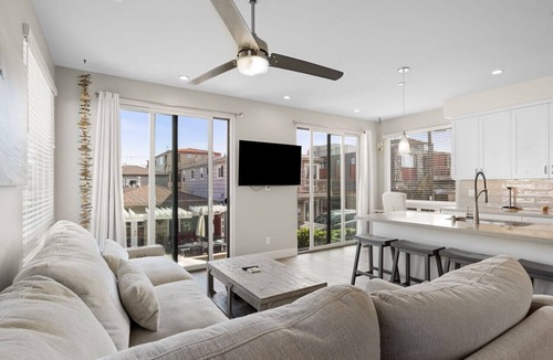 Mission Beach House | Modern Ocean View Getaway + Parking + Steps to ocean