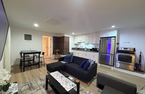 Palms House | Modern One bedroom Guest House with WiFi, AC, Charming Patio, near Culver City,