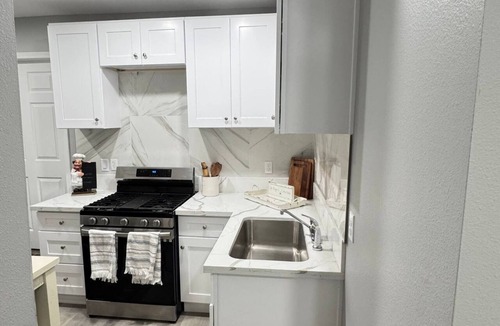 Redlands House | Modern Redlands Guesthouse| Kitchen| Private Entry