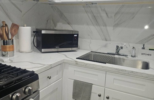Redlands House | Modern Redlands Guesthouse| Kitchen| Private Entry