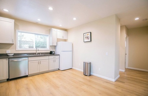 Santa Clara House | Modern Santa Clara Escape