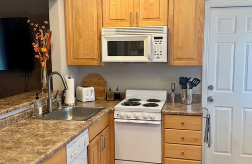 Walnut Grove House | Modern Style & Convenience + Private Coutyard In Historic District