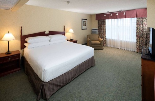 Downtown Hotel | Modern Texture & Quiet Comfort – Suite Room Conveniently Close to Arcata Bay