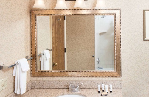 Downtown Hotel | Modern Texture & Quiet Comfort – Suite Room Conveniently Close to Arcata Bay