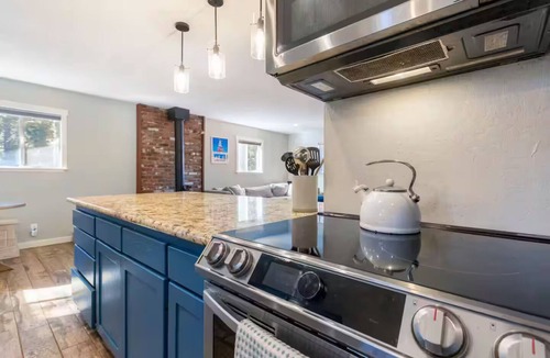 Ponderosa Palisades House | Modern Truckee Escape Upper Level - Hot Tub and Dogs Welcome