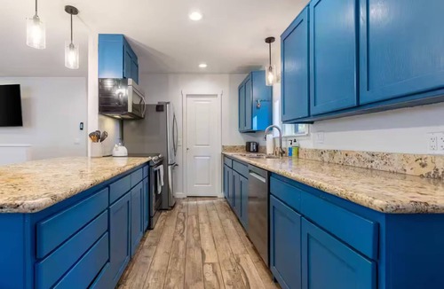 Ponderosa Palisades House | Modern Truckee Escape Upper Level - Hot Tub and Dogs Welcome