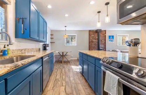 Ponderosa Palisades House | Modern Truckee Escape Upper Level - Hot Tub and Dogs Welcome