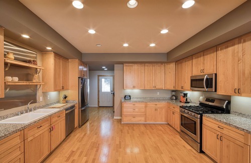 Truckee House | MONTHY LEASE - Voyager Retreat at Tahoe Donner by Tahoe Getaways - Pet Friendly w HOA
