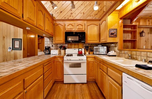 Summit Estates Cabin | "Moose Creek Chalet" | Walk to Snow Summit! Hot Tub, Pool Table & 4-Car Parking