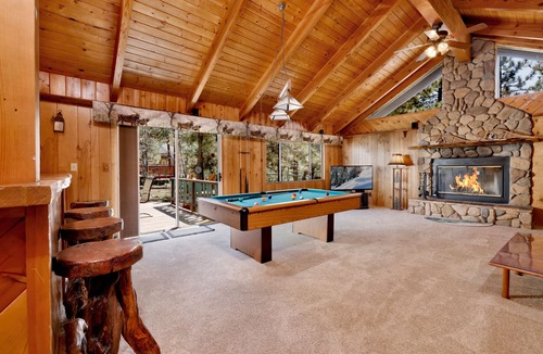 Summit Estates Cabin | "Moose Creek Chalet" | Walk to Snow Summit! Hot Tub, Pool Table & 4-Car Parking