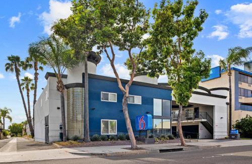 Anaheim Resort Hotel | Motel 6-Anaheim, CA - Convention Center