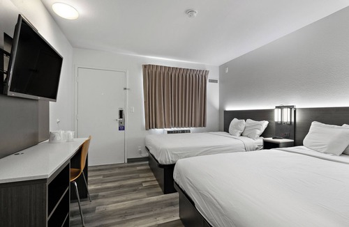 Lake Hotel | Motel 6 Oceanside, CA