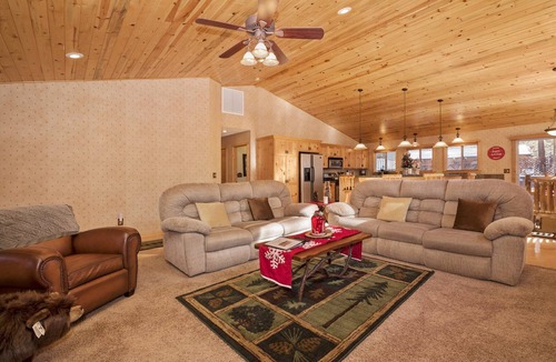 Big Bear City Cabin | Mountain Bliss by Destination Big Bear : Remarkable Single Story Log Style Home in Pinewood Estates! Outdoor Hot Tub! Arcade!