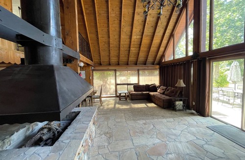 Frazier Park Ski Chalet | Mountain Chalet next to Angeles National Forrest and near Hard Rock Casino Tejon