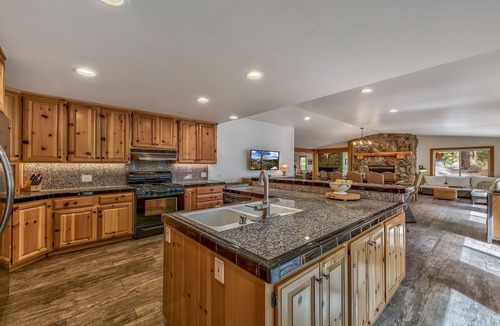 Skyland House | Mountain Home, Close to Beach, Hot Tub and Shuffle Board