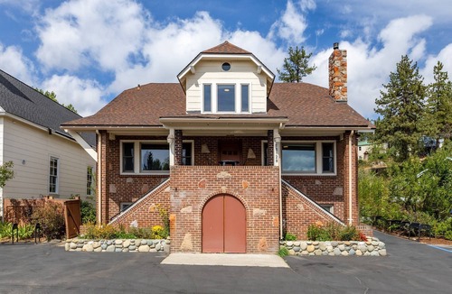 Truckee Cabin | Mountain Lotus Retreat - Summer Getaway at Historic Downtown Truckee Home, Walk to Shops and Dining