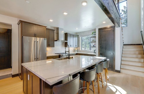 Kingvale House | Mountain Modern and Spacious, Close to Everything!