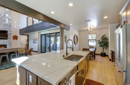 Kingvale House | Mountain Modern and Spacious, Close to Everything!