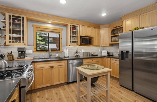 Truckee House | Mountain Retreat | Rec Center Access | Queen Beds | Near Biking Trails & Lake