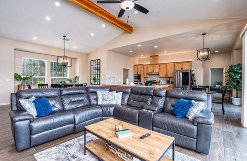 Oakhurst House | Mountain View House with hot tub, putting green, stunning views!